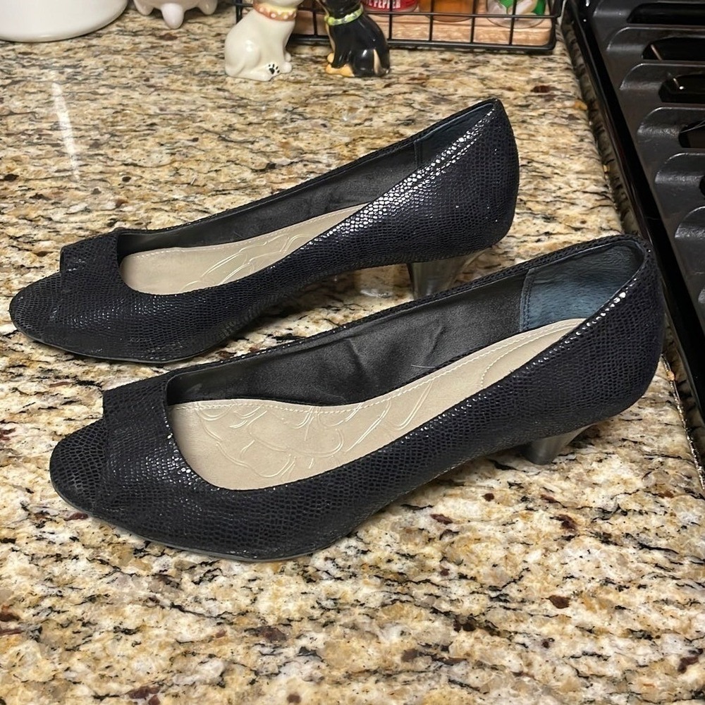 Giana Bernini Black Faux Alligator Kitten Heels Size 8.5